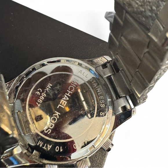 Michael Kors MK-5667 Silver Chronograph Women’s Stainless Steel Wrist Watch - Picture 4 of 7